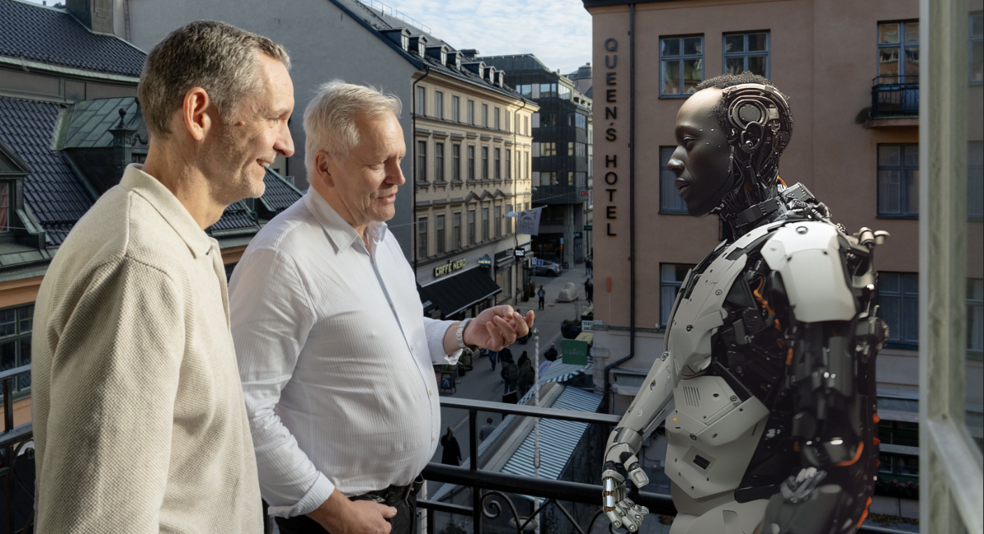Konkret anställda står på balkong i solen med en AI robot